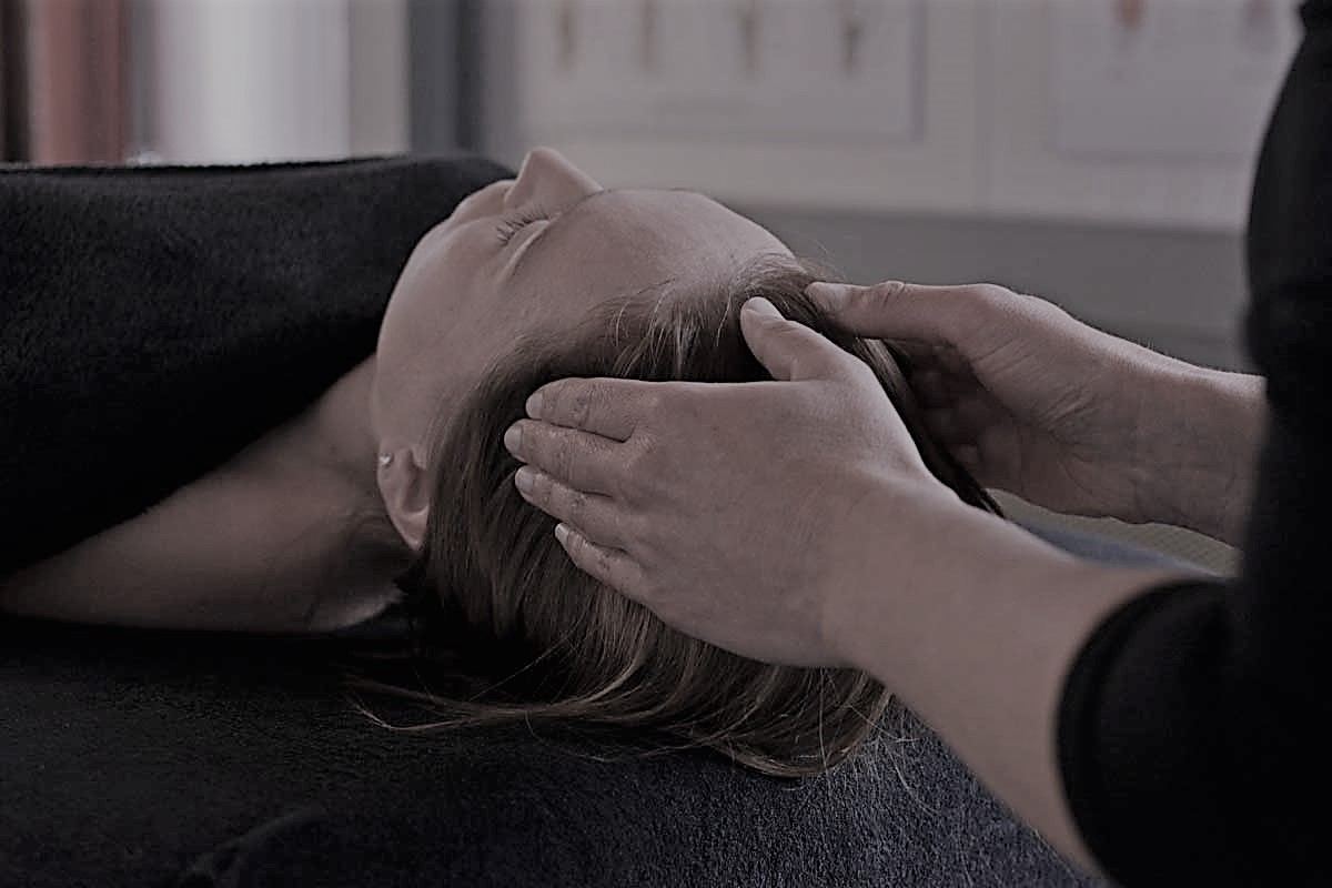 Indiase hoofdmassage: handen masseren de hoofdhuid van een cliënt