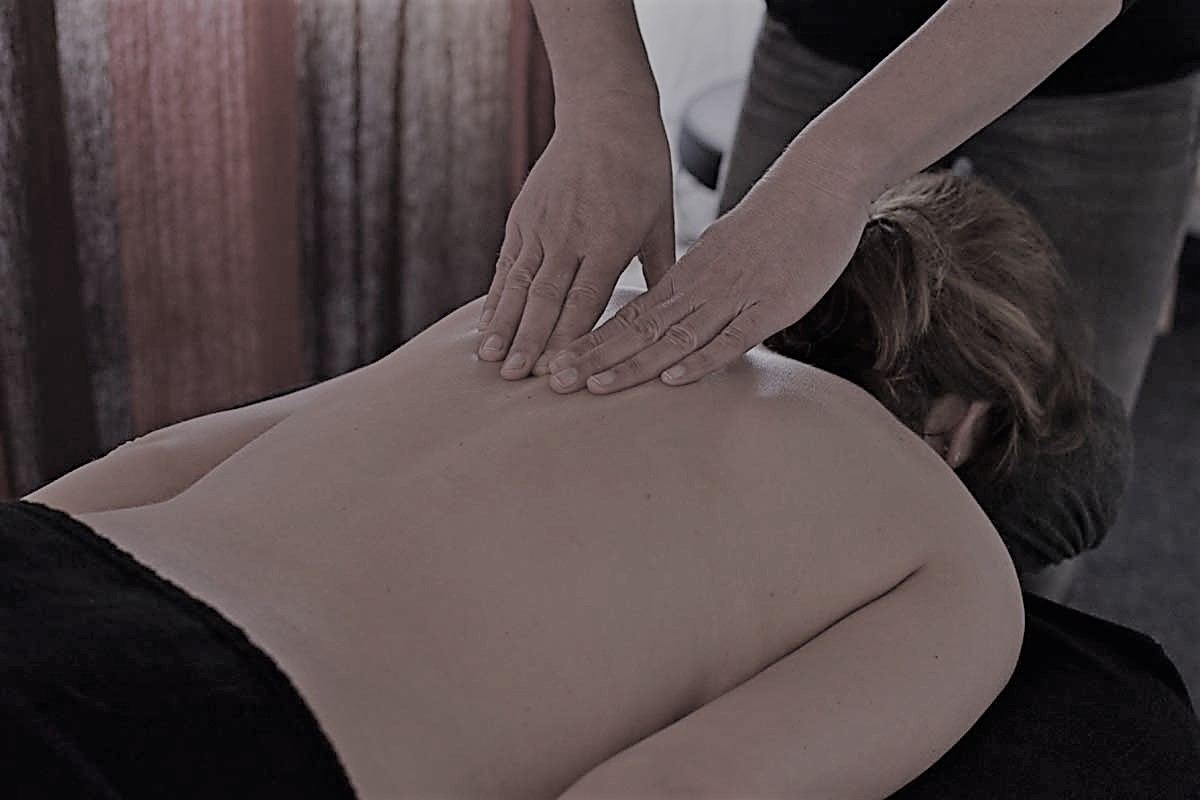 Integrale massage van de rug bij Massagepraktijk Heemse